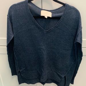 brochu Walker top M navy boxy cut high low